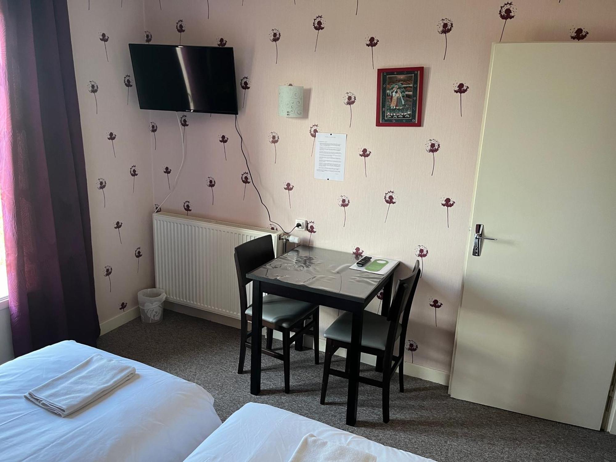 Hotel Le Lyon Vert Commentry Eksteriør bilde