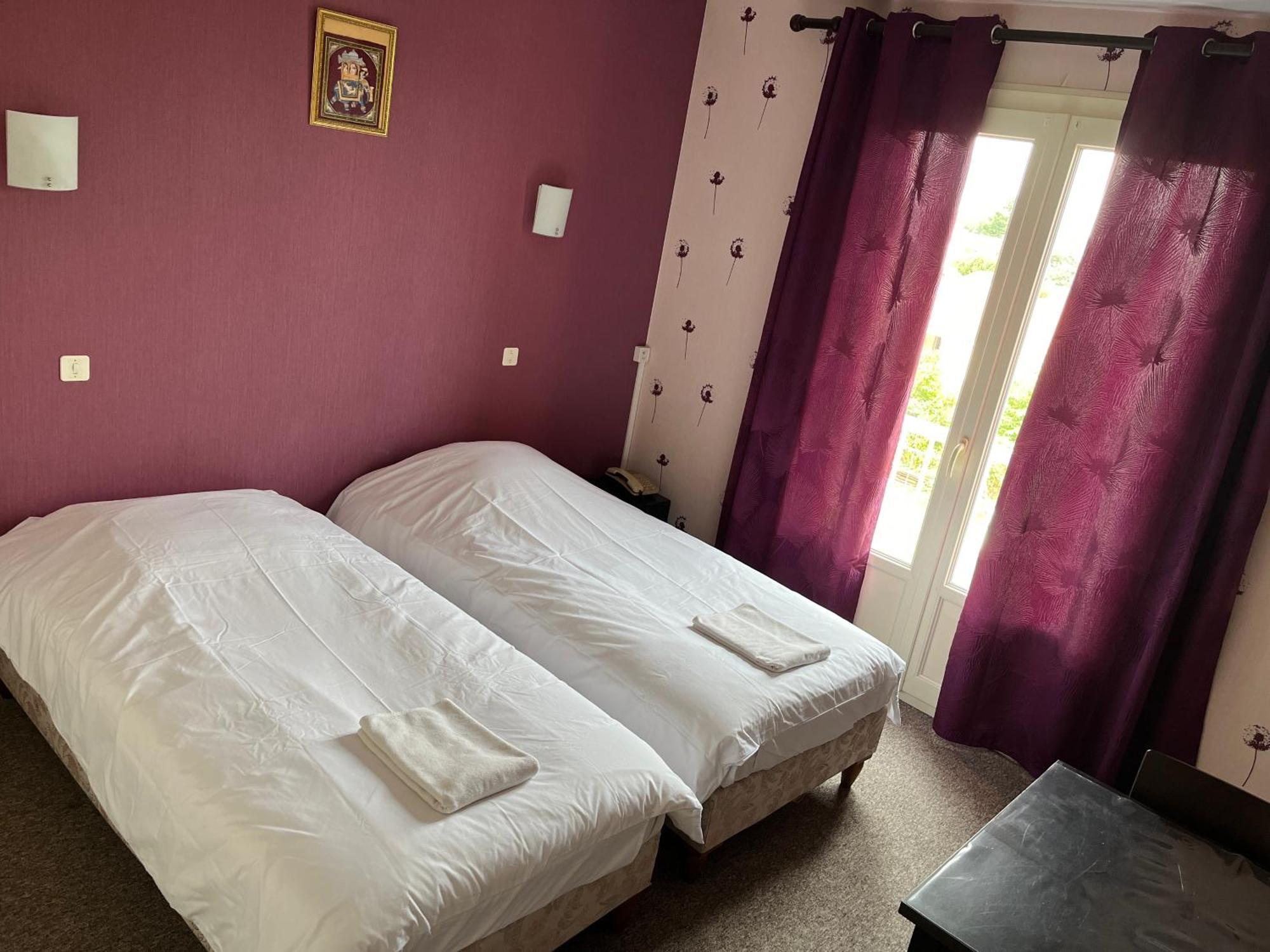 Hotel Le Lyon Vert Commentry Eksteriør bilde