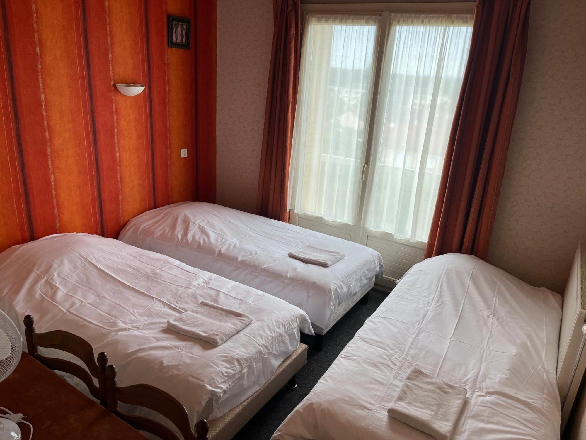 Hotel Le Lyon Vert Commentry Eksteriør bilde