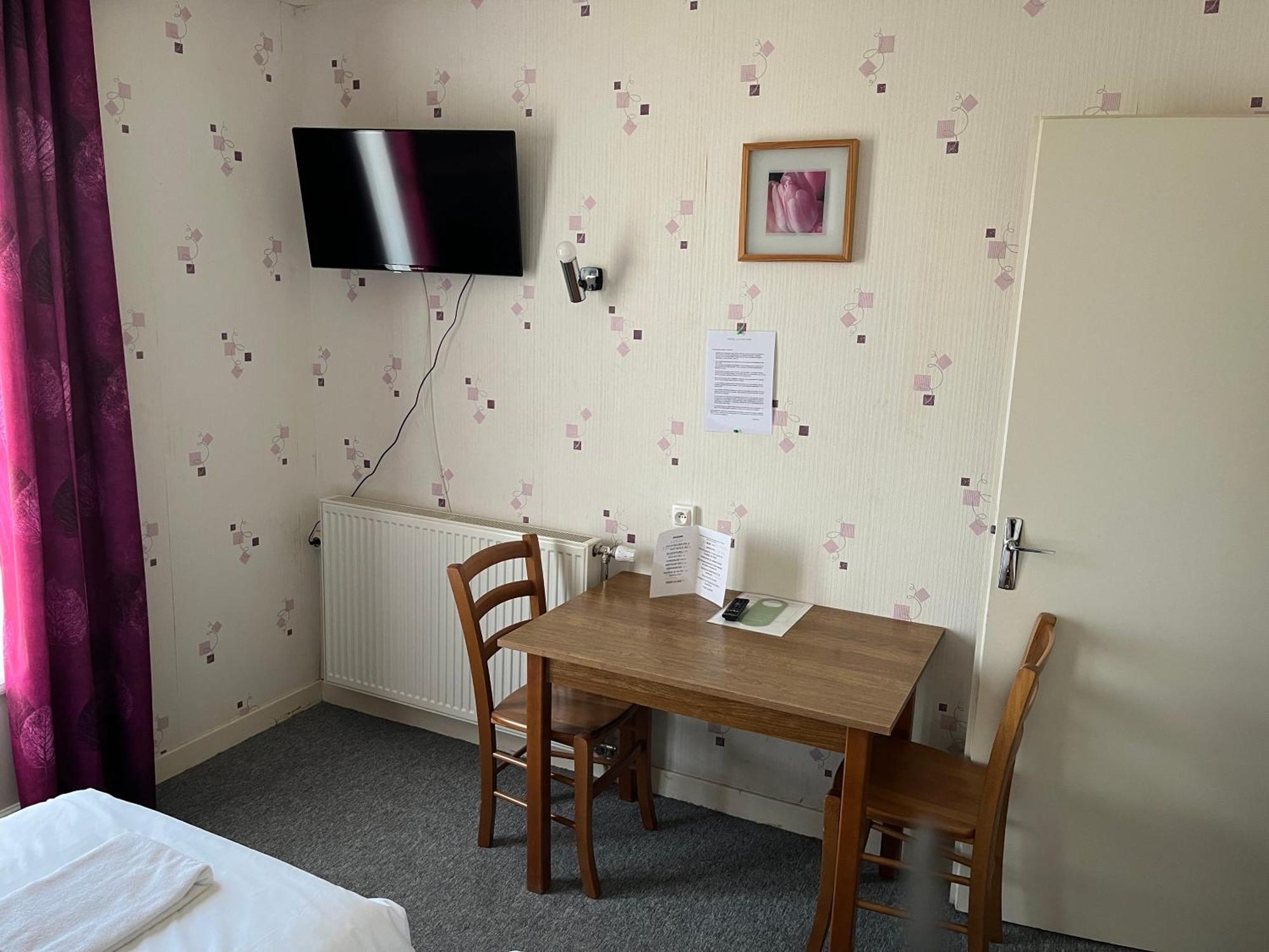 Hotel Le Lyon Vert Commentry Eksteriør bilde