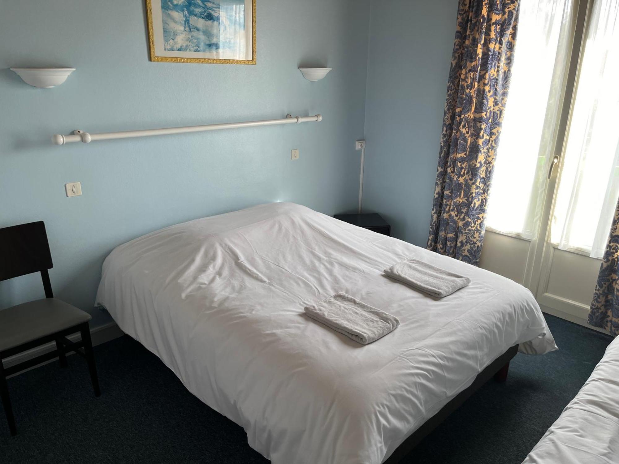Hotel Le Lyon Vert Commentry Eksteriør bilde