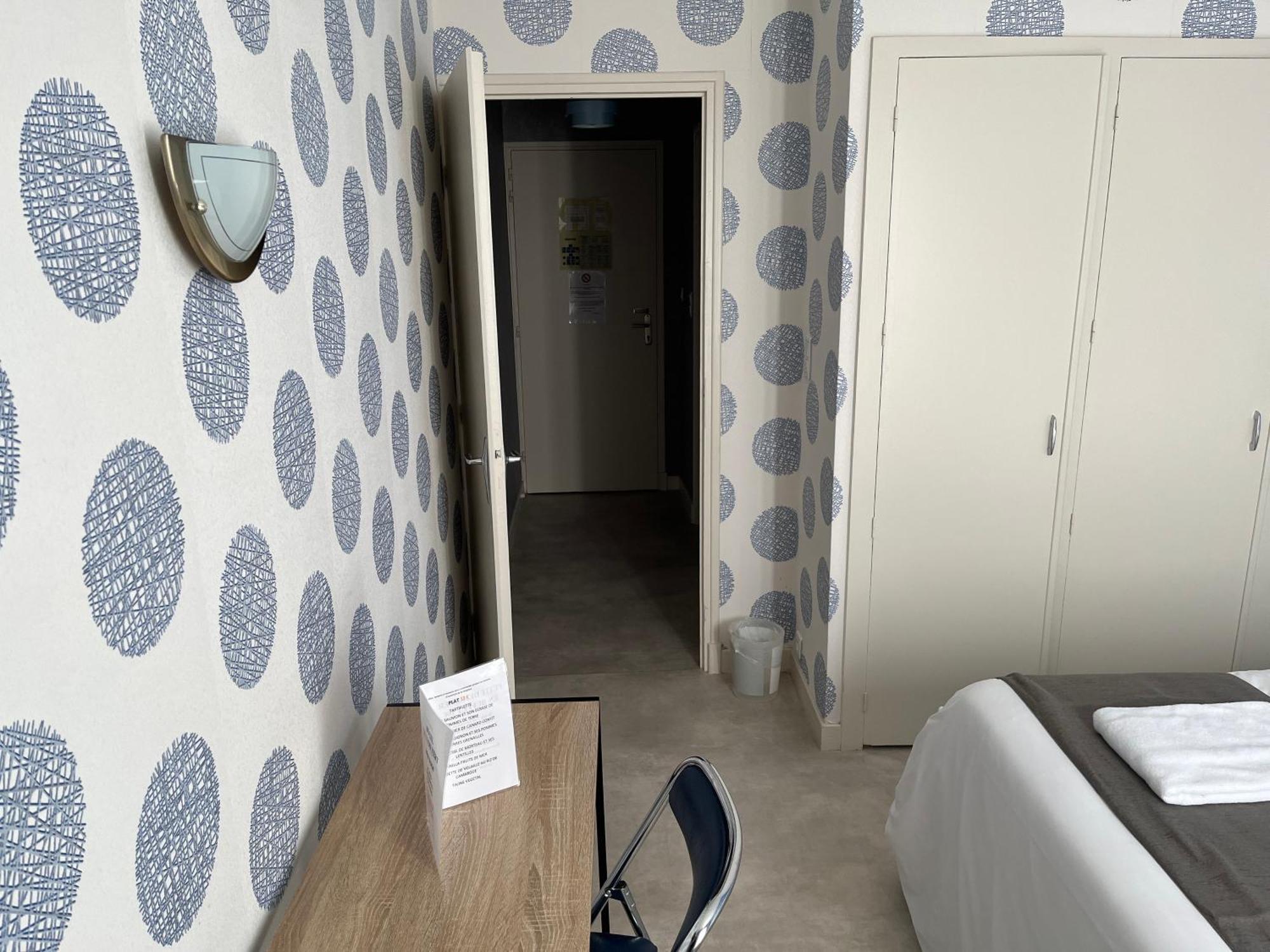Hotel Le Lyon Vert Commentry Eksteriør bilde