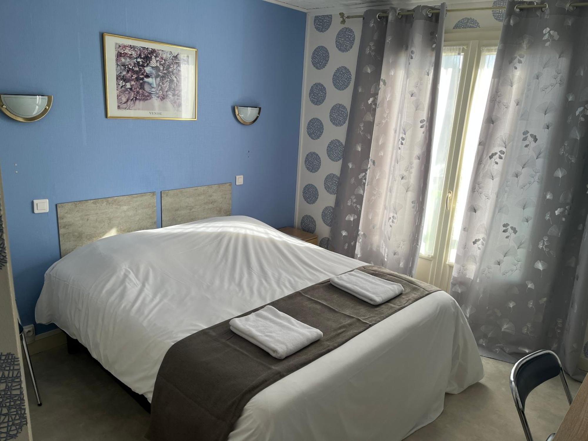Hotel Le Lyon Vert Commentry Eksteriør bilde