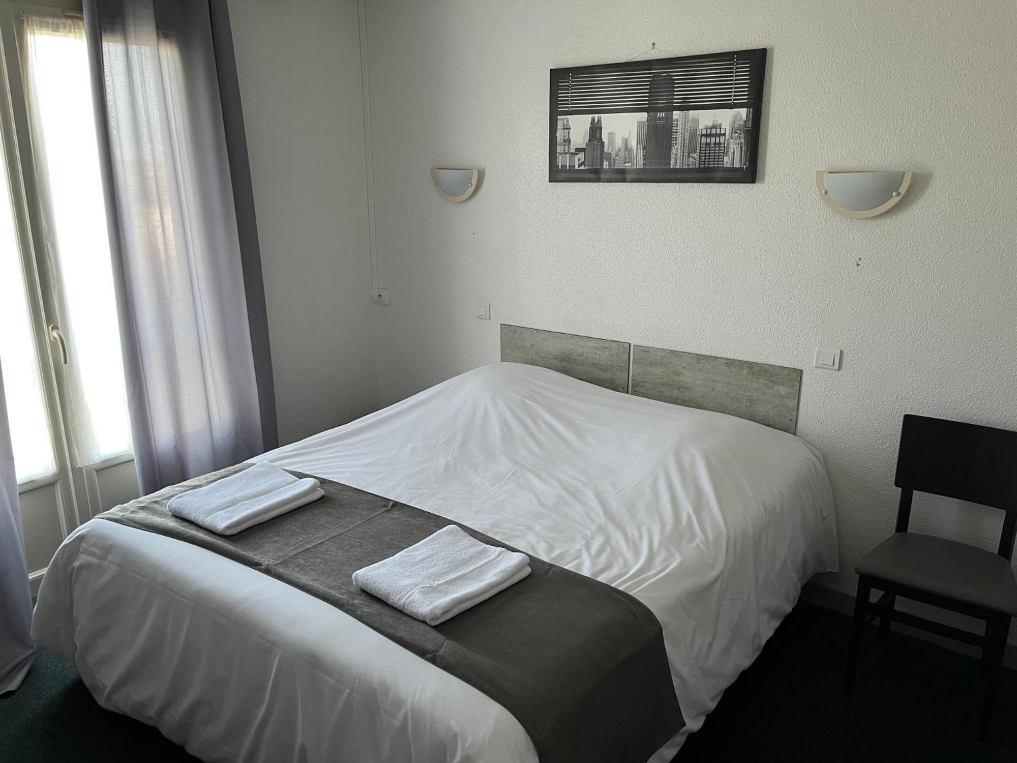 Hotel Le Lyon Vert Commentry Eksteriør bilde