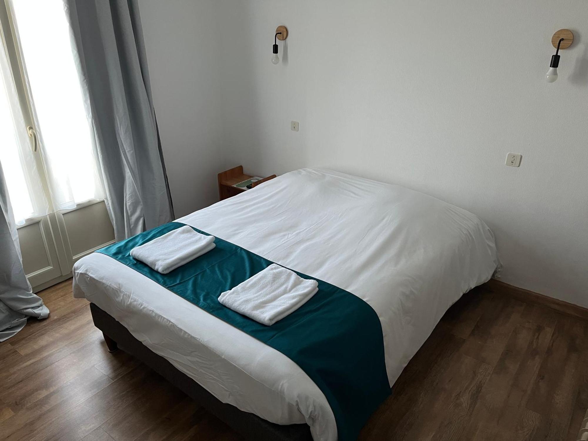 Hotel Le Lyon Vert Commentry Eksteriør bilde