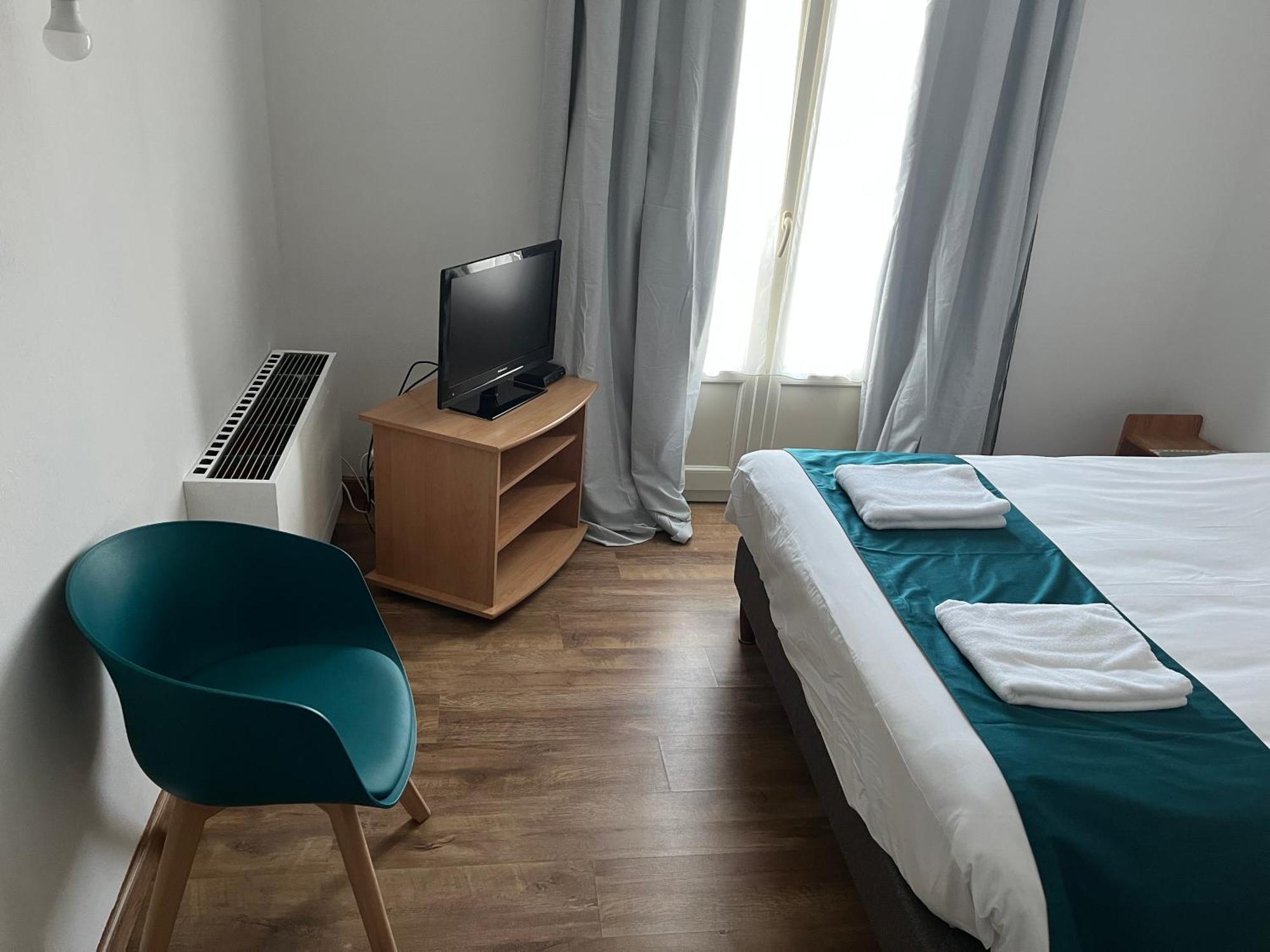 Hotel Le Lyon Vert Commentry Eksteriør bilde