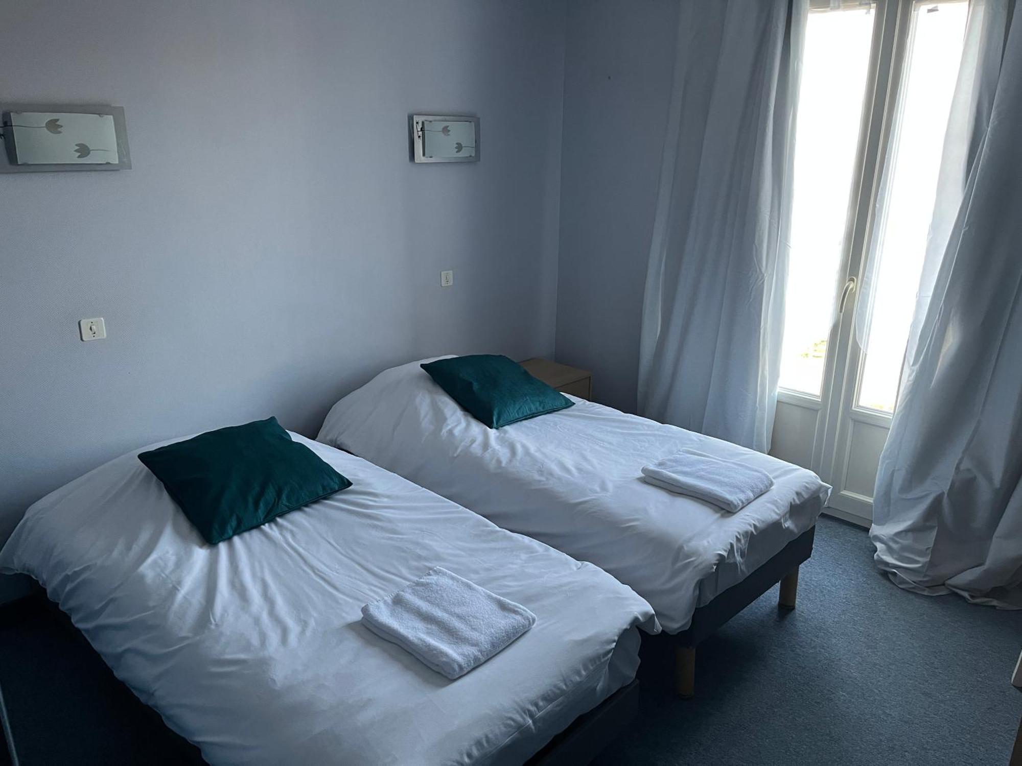 Hotel Le Lyon Vert Commentry Eksteriør bilde