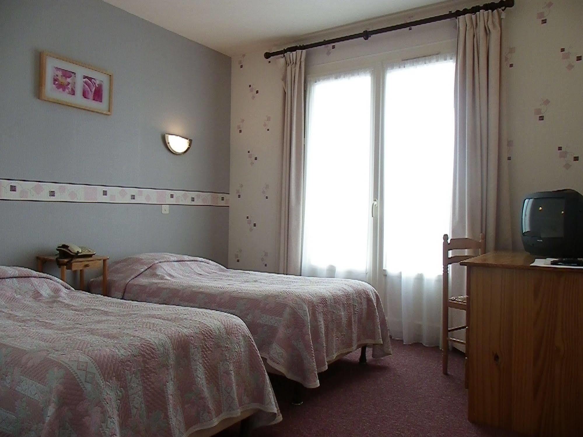 Hotel Le Lyon Vert Commentry Eksteriør bilde