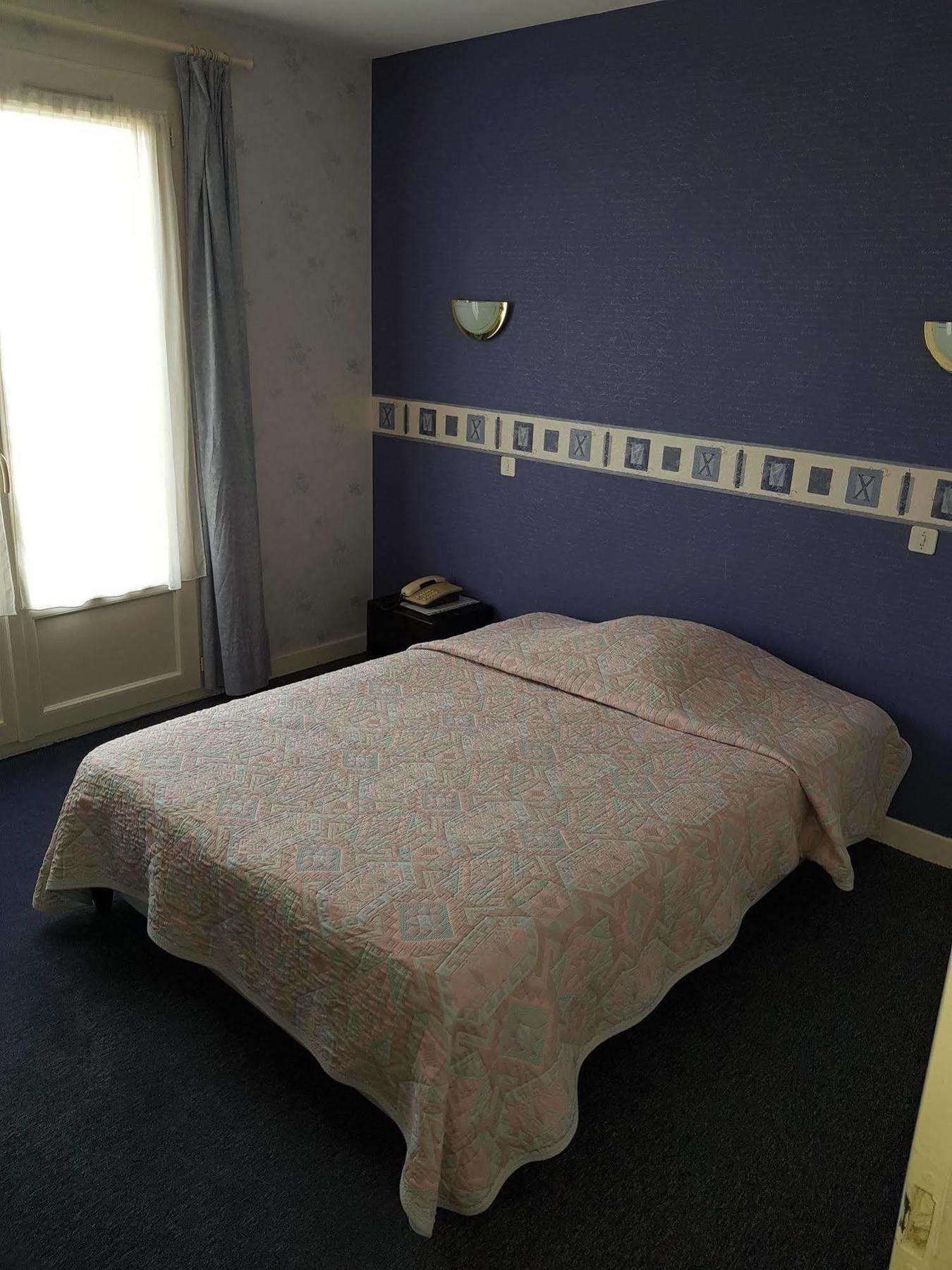 Hotel Le Lyon Vert Commentry Eksteriør bilde